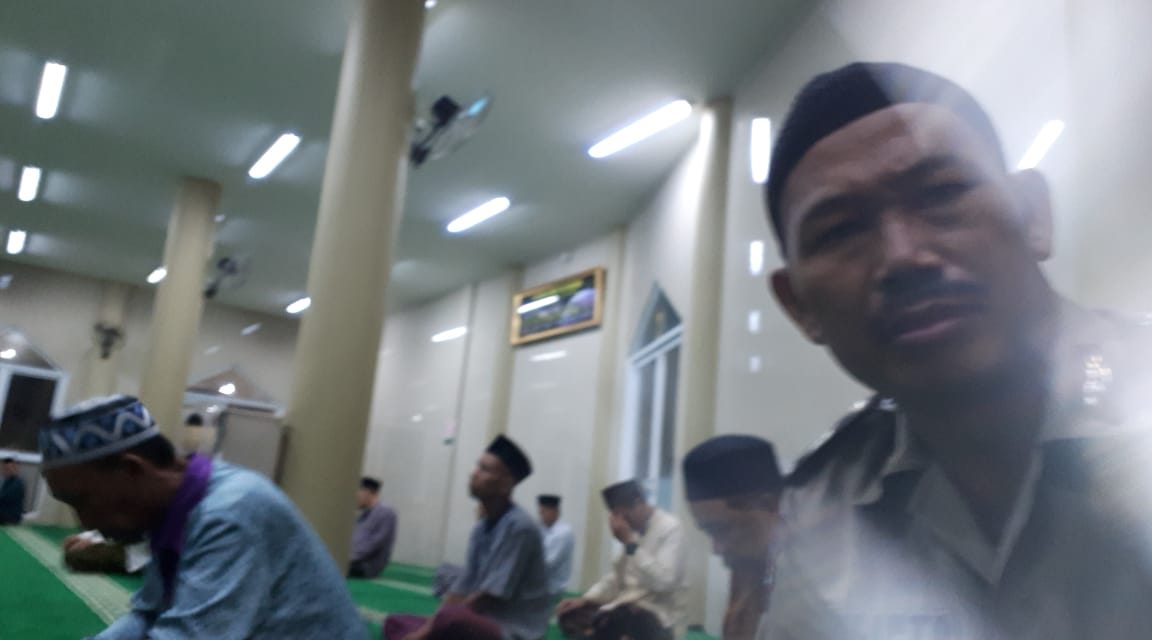 Kegiatan cinta masjid, Aiptu sucipto laksanakan sholat subuh berjamaah di masjid Jami Barkah