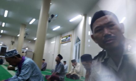 Kegiatan cinta masjid, Aiptu sucipto laksanakan sholat subuh berjamaah di masjid Jami Barkah