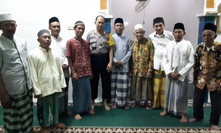 Laksanakan kegiatan cinta akan masjid, Bapak Aiptu Sucipto melaksanakan sholat subuh keliling