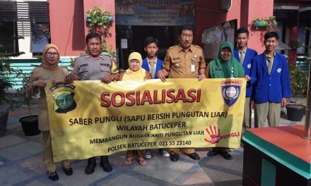 Bhabinkamtibmas Aiptu Suharno laksanakan kegiatan sosialisasi program saber pungli di kelurahan batu jaya batu ceper