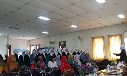 Bhabinkamtibmas Aipda Toni Budihadiri kegiatan pembukaan praktik profesi keperwatan yang dilakukkan oleh mahasiswa Muhammadiyah Tangerang