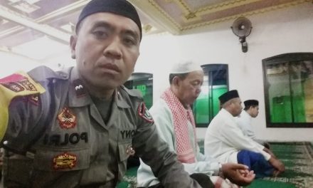 Aipda Toni Budi laksanakan sholat subuh keliling atau berjamaah di masjid Nurul hikmah