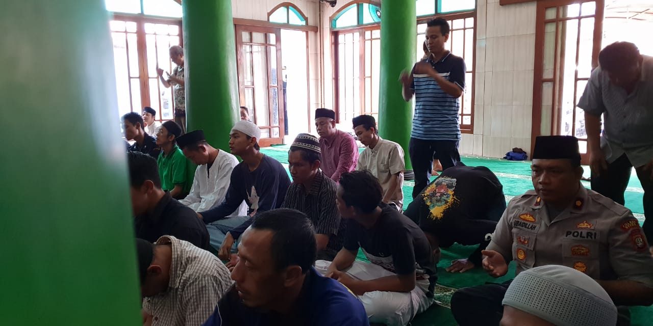 Ciptakan Kondisi Aman Menjelang Pemilu, Kapolsek Benda Sholat Berjamaah