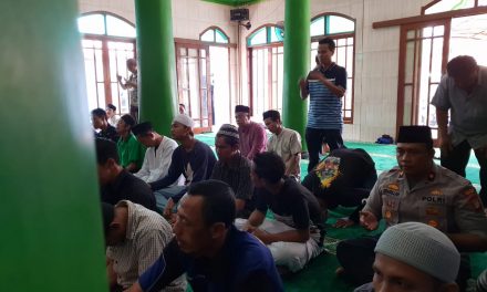 Ciptakan Kondisi Aman Menjelang Pemilu, Kapolsek Benda Sholat Berjamaah