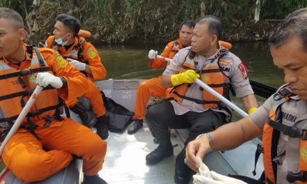 Kapolsek Neglasari pimpin evakuasi mayat yang mengapung di Sungai Cisadane