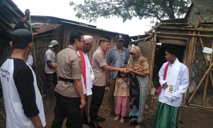 Kapolsek Pakuhaji bersama Dai kamtibmas bantu renovasi rumah anak yatim