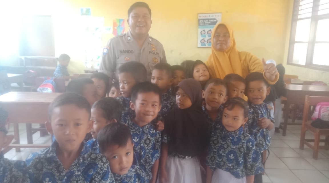 Brigadir Ferdinando sampaikan pesan kamtibmas kepada guru dan Pelajar Sekolah Dasar