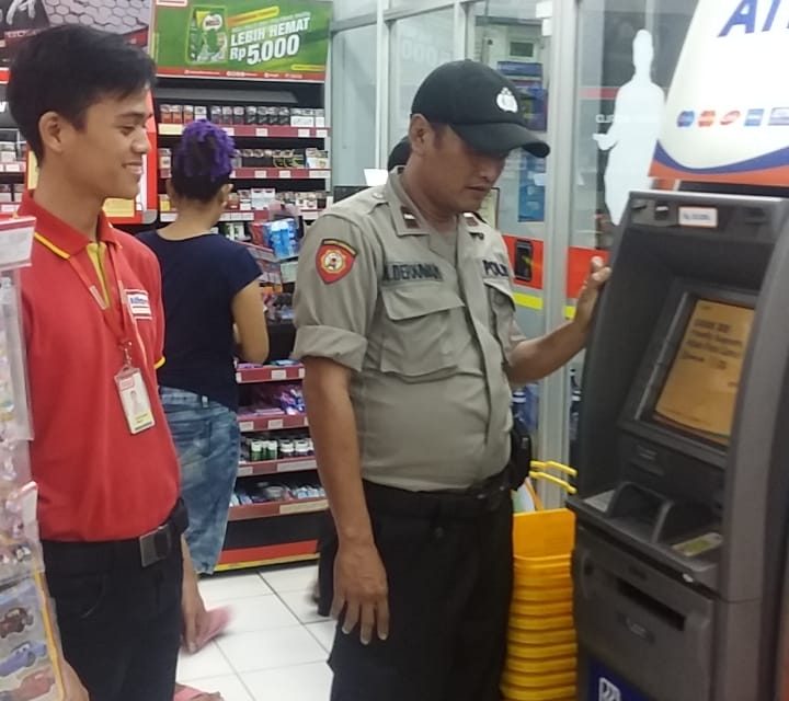 Patroli Biru Polsek Neglasari pantau mesin ATM di Minimarket