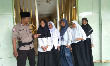 Aiptu Sulaiman Binmas Kelurahan Kedaung Baru ingatkan Santriwati Patuhi Orang tua dan tekun dalam menimba ilmu