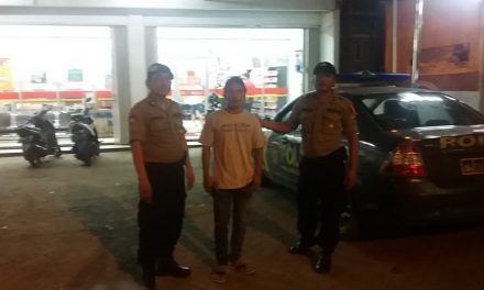 Patroli dialogis dengan Juru Parkir antisipasi guankamtibmas malam hari