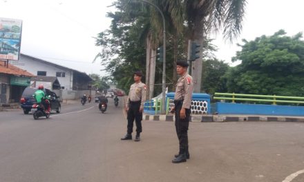 Pelayanan Unit Sabhara Polsek Neglasari di Simpang tujuh pada jam rawan terjadi kemacetan