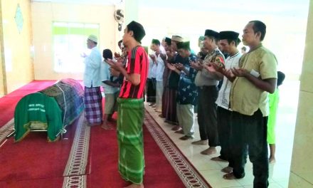 Melayat ke rumah duka warga, Aiptu sulaiman Shalat Jenazah bersama warga