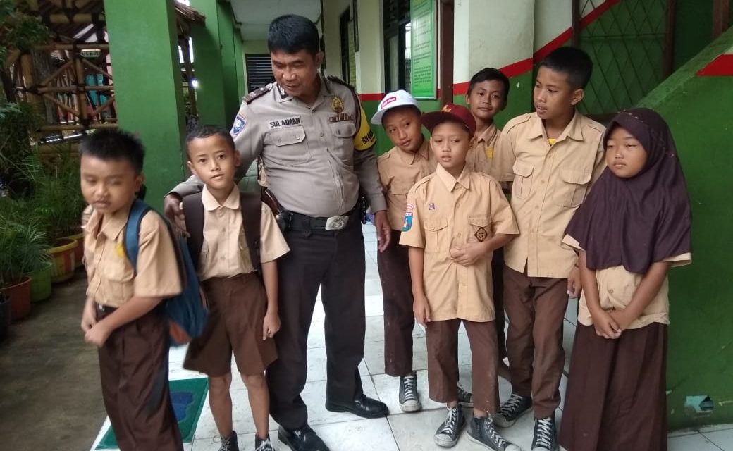 Program Polkis Binmas Polsek Neglasari ingatkan Pelajar hormati Guru