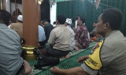 Aiptu Sumianto bersama Warga Karangsari Shubuh Berjamaah