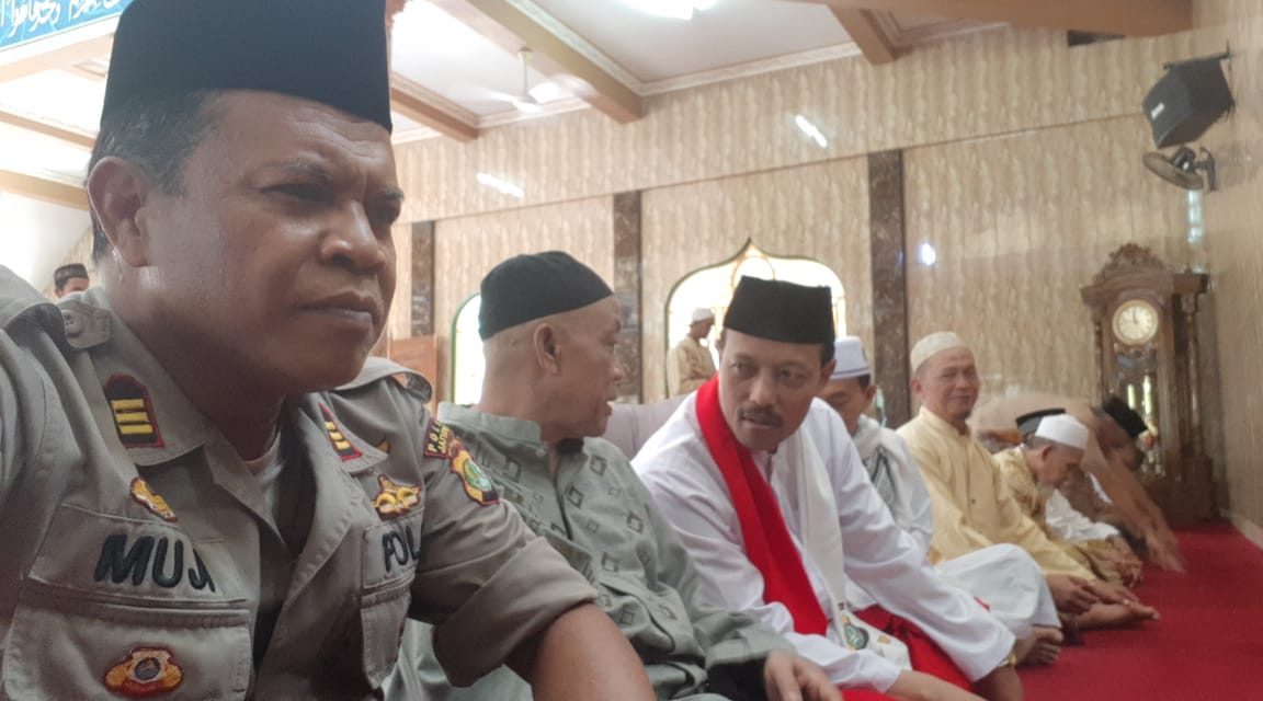 Sinergitas Ulama dan Umaroh, Wakapolsek Jatiuwung Bersama Ketua MUI Shalat Jum’at di Masjid Al-Mujahidin