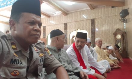 Sinergitas Ulama dan Umaroh, Wakapolsek Jatiuwung Bersama Ketua MUI Shalat Jum’at di Masjid Al-Mujahidin