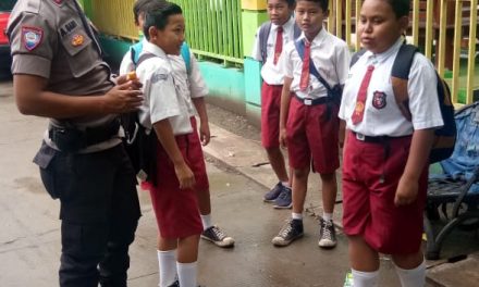 Bripka Agani Binmas Kelurahan Mekarsari nasehati pelajar rukun sesama teman