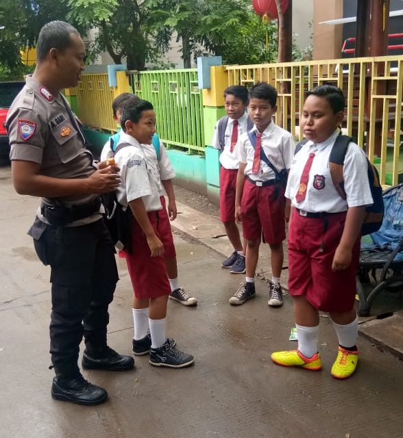 Bripka Agani Binmas Kelurahan Mekarsari nasehati pelajar rukun sesama teman