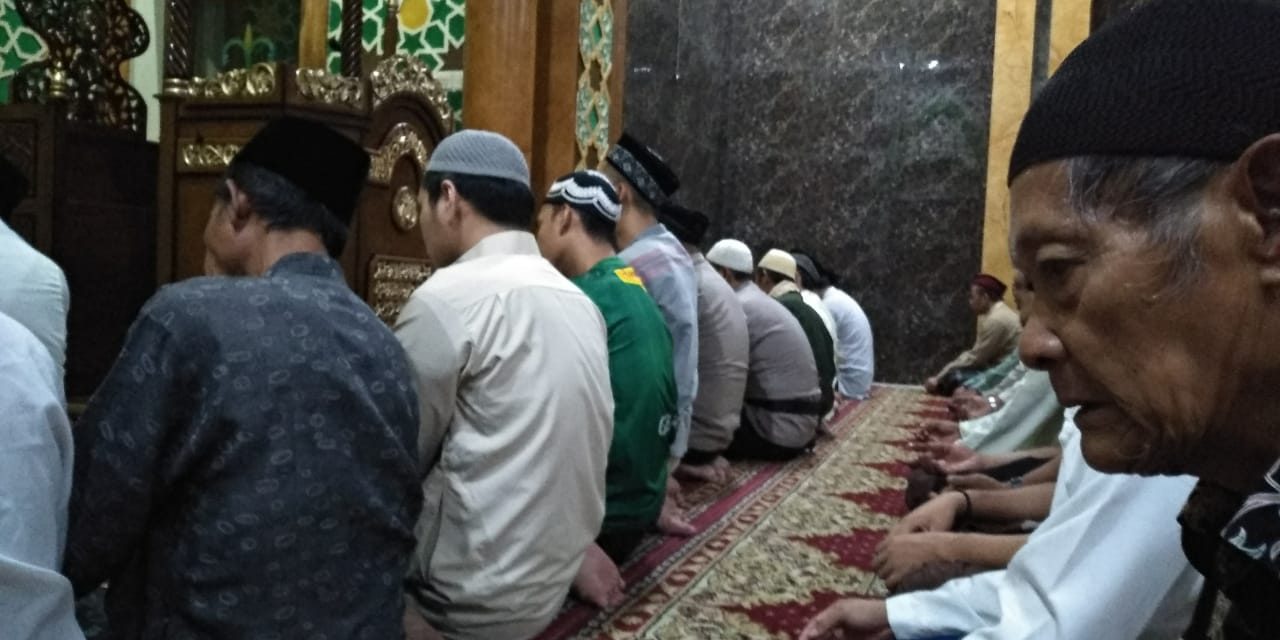 Ikut memakmurkan masjid, Binmas Polsek Neglasari Shubuh berjamaah bersama warga