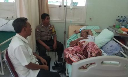 Aiptu Sulaiman bersama Lurah besuk pimpinan Pondok Pesantren