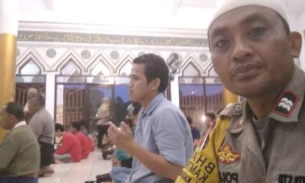 Polsek Neglasari berbaur bersama warga dengan Shubuh berjmaah