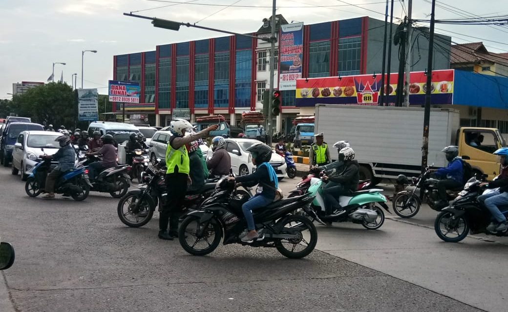 Ciptakan Kamseltibcar Lantas, Polantas Polsek Jatiuwung Lakukan Pengaturan Lalulintas Pagi Hari