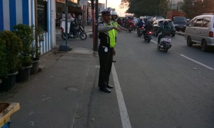 Hari Pertama Masuk Sekolah, Polantas Polsek Jatiuwung Melakukan Pengaturan Pagi Lebih Awal