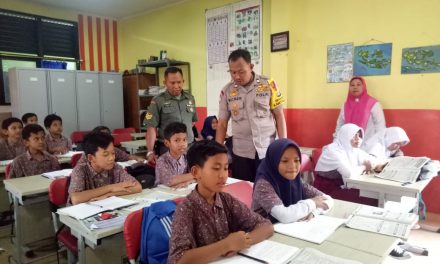 Babinsa Bersama Bhabikamtibmas Polsek Cipondoh Hadir Saat Proses Belajar Mengajar di Kelas