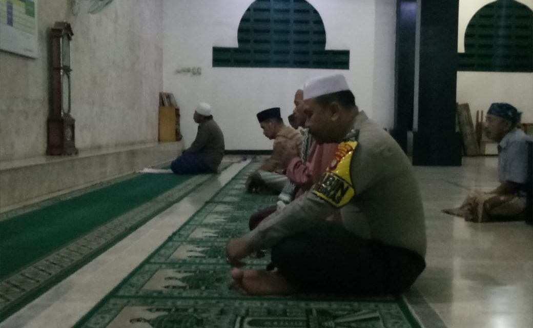 Tingkatkan Ketaqwaan Bhabinkamtibmas Sholat Subuh Berjamaah Bersama Warga