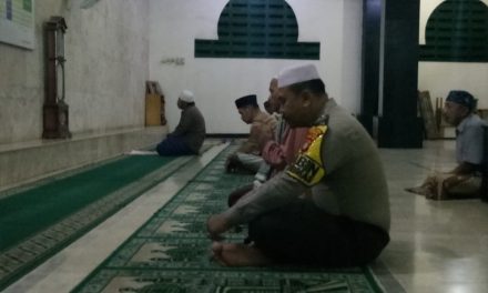 Tingkatkan Ketaqwaan Bhabinkamtibmas Sholat Subuh Berjamaah Bersama Warga