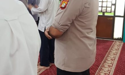 Jalin Kedekatan Dengan Warga, Kapolsek Benda Sholat Jumat Berjamaah