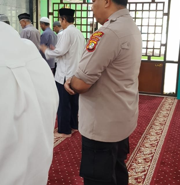 Jalin Kedekatan Dengan Warga, Kapolsek Benda Sholat Jumat Berjamaah