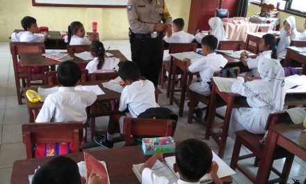 Bhabinkamtibmas kel. Kosambi Barat Kunjungi Sekolah Himbau Pelajar Taati Peraturan Sekolah