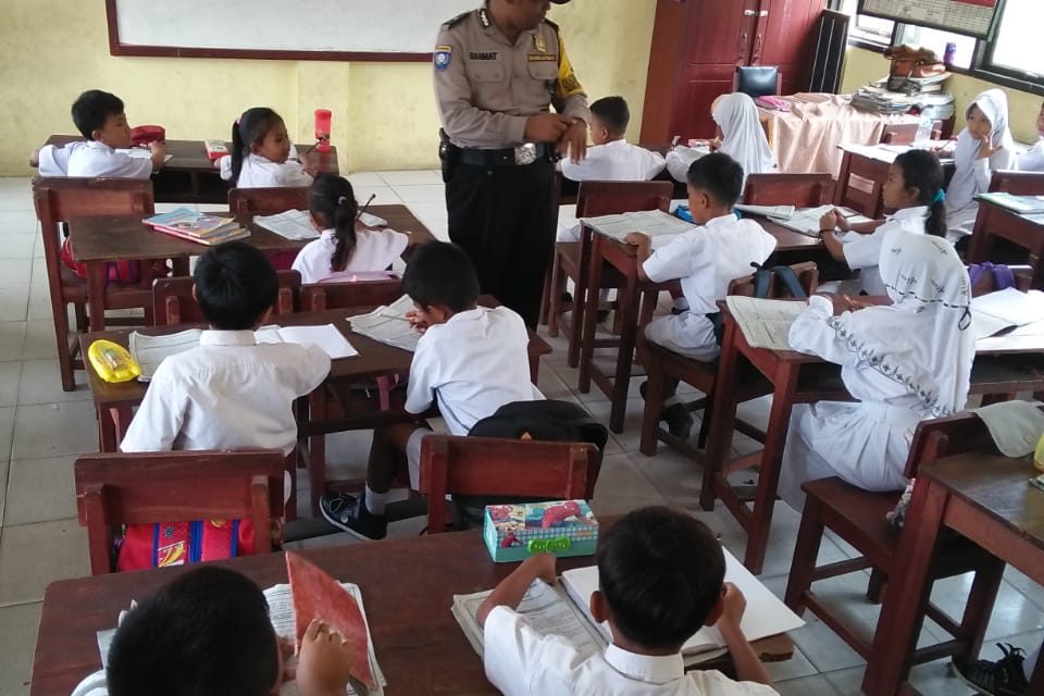 Bhabinkamtibmas kel. Kosambi Barat Kunjungi Sekolah Himbau Pelajar Taati Peraturan Sekolah