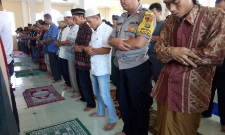 Saat Adzan Berkumandang Bhabinkamtibmas kel. Dadap Melaksanakan Sholat Berjamaah Dimasjid Attaqwa