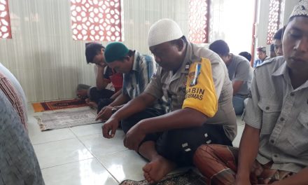 Panggilan Adzan Berkumandang Bhabinkamtibmas Ds. Kosambi Timur Melaksanakan Sholat Dzuhur Berjamaah