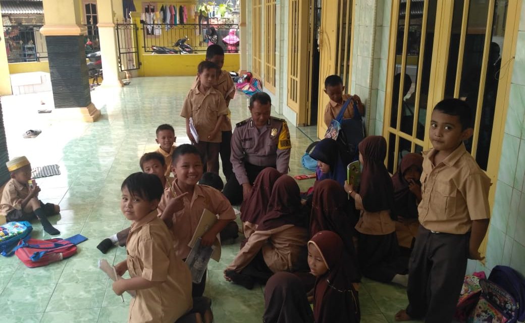 BERIKAN MOTIVASI LEWAT SAMBANG SEKOLAH SD AL HIDAYAH BHABINKAMTIBMAS  DESA RAWA BURUNG HIMBAU PELAJAR