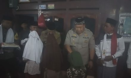 Kapolsek Sepatan Dan Dai Kamtibmas berbagi rezeki kepada anak yatim