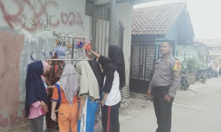 POLKISS BHABINKAMTIBMAS DESA RAWA RENGAS MELALUI SAMBANG SEKOLAH SDN III AJAK PELAJAR KREATIF