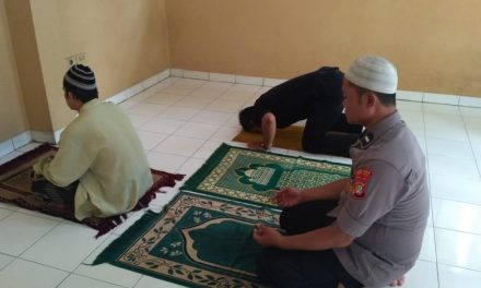 Saat Adzan Berkumandang Bhabinkamtibmas Ds. Rawa Burung Sholat Berjamaah Bersama Warga