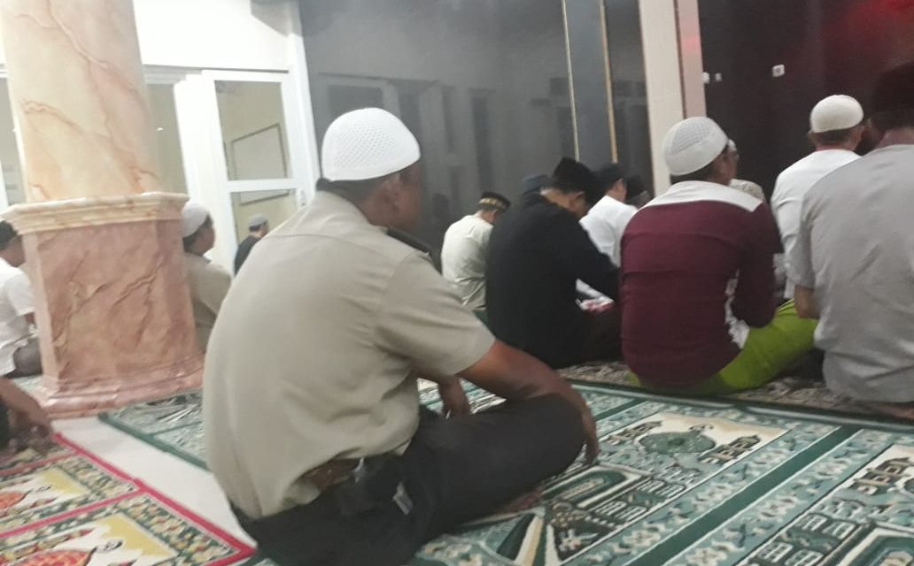 Cintai Masjid Bhabinkamtibmas Ds. Kosambi Timur Sholat Dzuhur Berjamaah