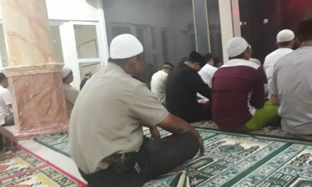 Cintai Masjid Bhabinkamtibmas Ds. Kosambi Timur Sholat Dzuhur Berjamaah