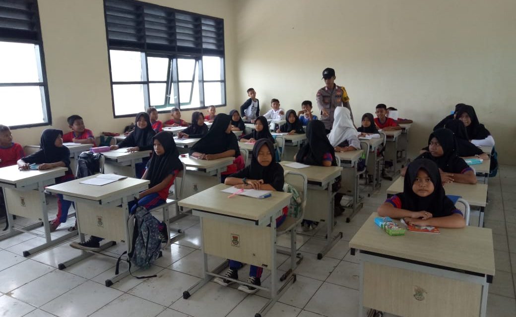 Bhabinkamtibmas Ds. Lemo Kunjungi Sekolah Jalin Silaturrahmi