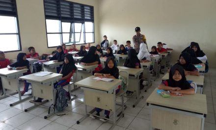 Bhabinkamtibmas Ds. Lemo Kunjungi Sekolah Jalin Silaturrahmi