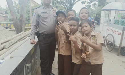 BERIKAN MOTIVASI KEPADA PELAJAR BHABINKAMTIBMAS DESA RAWA RENGAS SAMBANG KE SEKOLAH SDN I