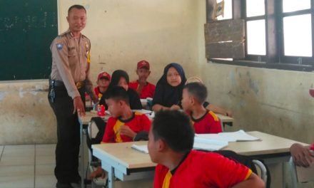 BHABINKAMTIBMAS DESA RAWA BURUNG  SAMBANGI  SDN BOJONG RENGED I DESA RAWA BURUNG AJAK PELAJAR TINGKATKAN DISIPLIN.