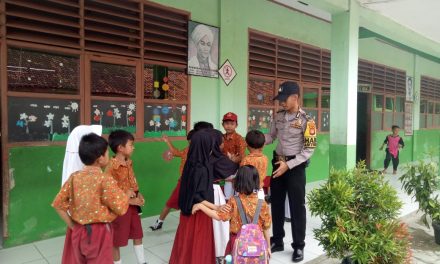 BERI MOTIVASI KEPADA PELAJAR BHABINKAMTIBMAS DESA LEMO BRIGADIR INDRA KUSUMA MELAKSANAKAN KEGIATAN SAMBANG KESEKOLAH SDN 3 DESA LEMO