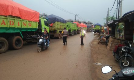 Penertiban Kendaraan Truk Pengangkut Tanah Dijalan Raya Prancis Dilakukan Unit Lantas Polsek Teluknaga