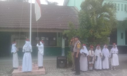 Bhabinkamtibmas Ds. Jatimulya Berikan Pesan Kamtibmas Saat Menjadi Pembina Upacara