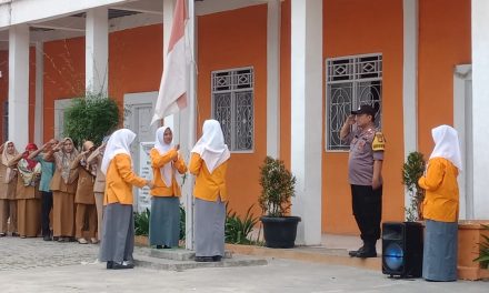 BHABINKAMTIBMAS SELAKU  PEMBINA UPACARA DI SEKOLAH SMK CEMERLANG KP.SUKAKARYA DESA BABAKAN ASEM KEC. TELUK NAGA